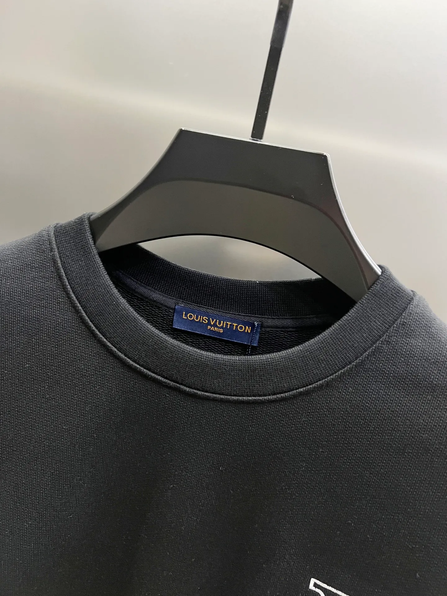 🅿️290 1v Louis* 2025 autumn and winter new style, customized 430g double yarn fabric, round neck long-sleeved sweatshirt, classic three-dimensional embroidery design, high-end version! The same loose version for men and women S M L XL XXL five sizes color black white